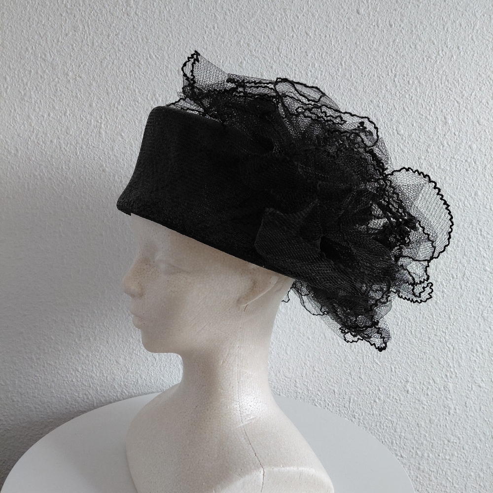 Vintage Glamorous MConnell NY Fasciinator Black Pilbox Straw Veil Hat